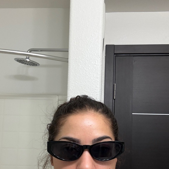 Chic Black Cat-Eye Sunglasses - Picture 2 of 4